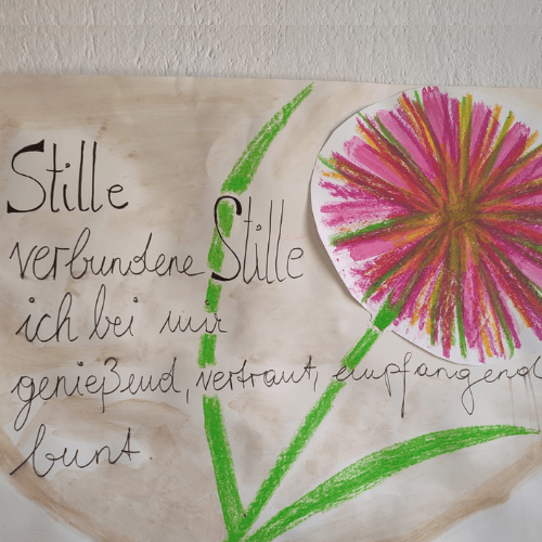 Junge Frau, die an den Energiepunkten am Kopf behandelt wird.